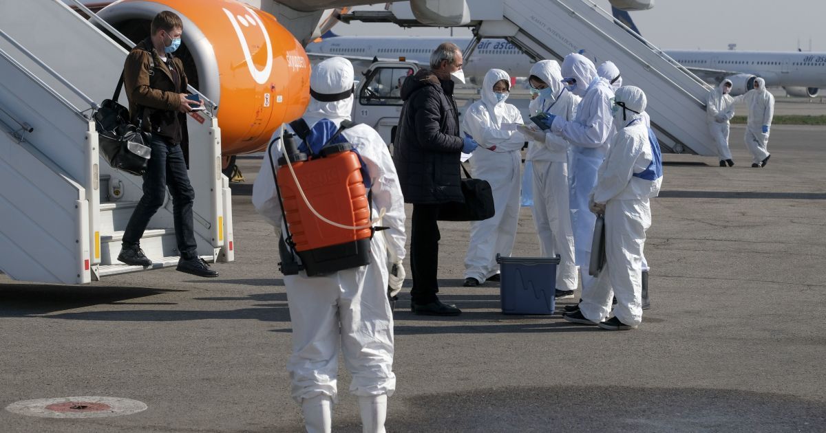 Коронавирус в мире: австрийцам раздают маски, а в Индии людей поливают хлором