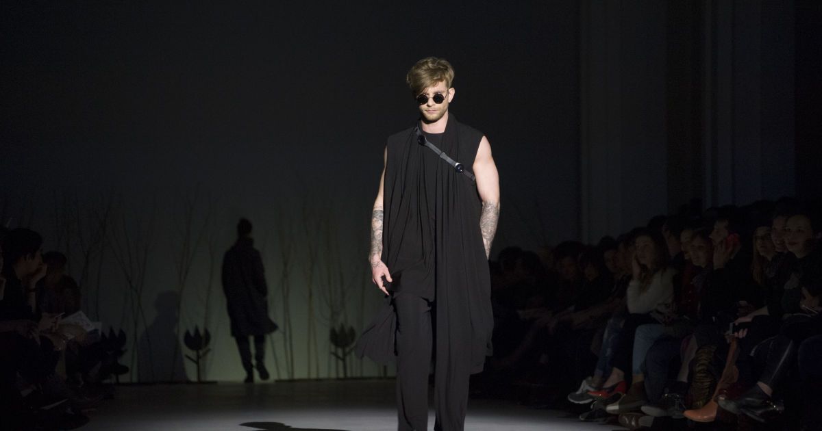 Модели на Ukrainian Fashion Week 2016 вышли на подиум с гаджетами Samsung