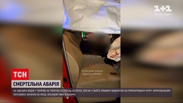 В Одеській області авто влетіло в острівець безпеки, а потім під причеп вантажівки | Новини України
