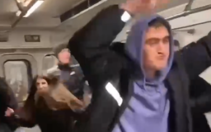 Без масок и навеселе: в Киеве молодежь устроила "дикие танцы" в вагоне метро (видео)