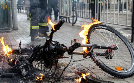 У центрі Львова посеред вулиці спалахнув електровелосипед: фото
