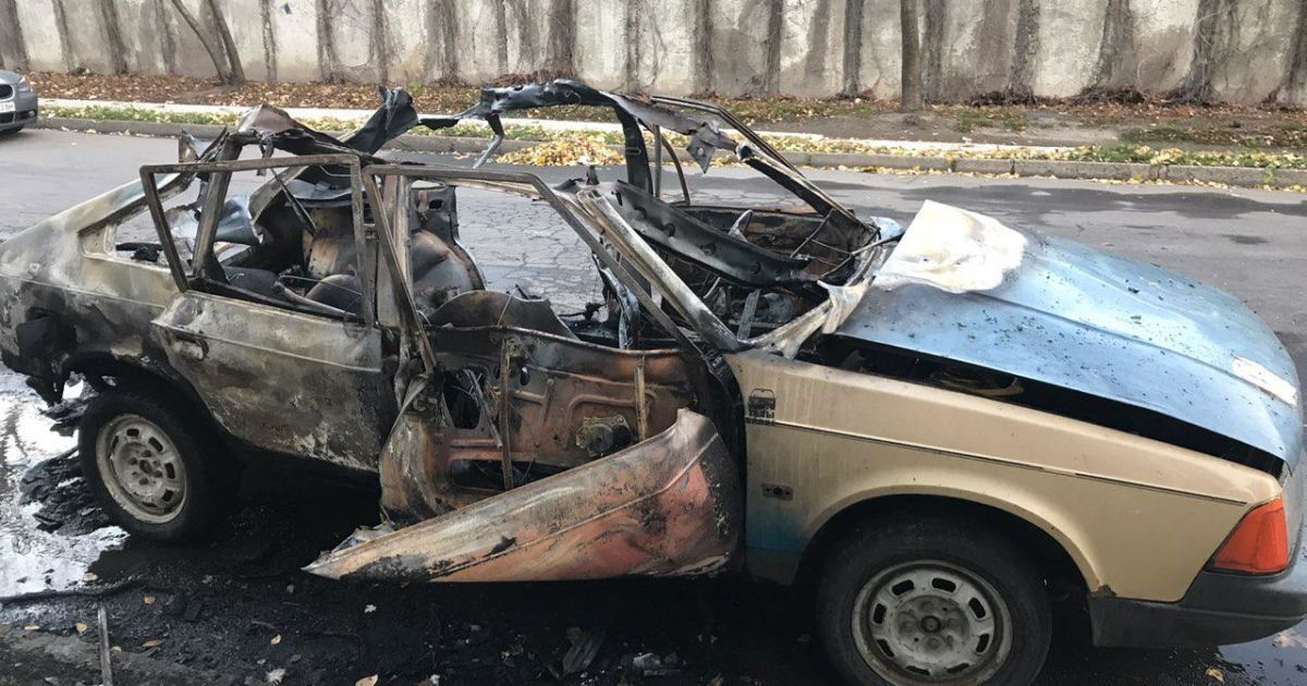 В курортном Бердянске загорелся и взорвался автомобиль: в домах вылетели стекла