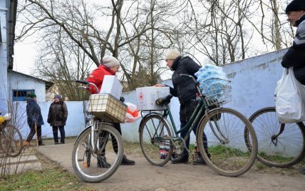 На Херсонщину привезли гуманітарну допомогу від Кока-Кола: продуктові набори уже роздають у постраждалій від окупації Киселівці