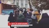Скандал со шпаргалками: в сеть попало видео, как студенты стоят в огромной очереди за шпаргалками