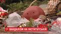 Киевляне несут цветы и лампадки к разрушенному мемориалу Героев Небесной Сотни на Институтской