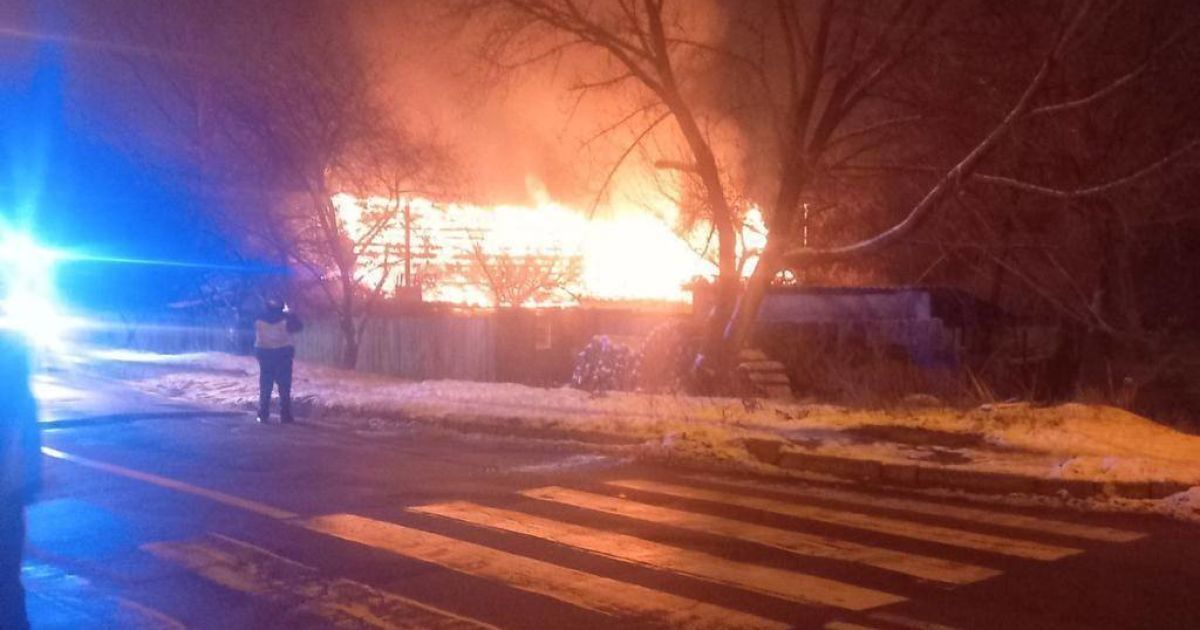 У Дніпровському районі горять 4 автівки в дворі житлового будинку