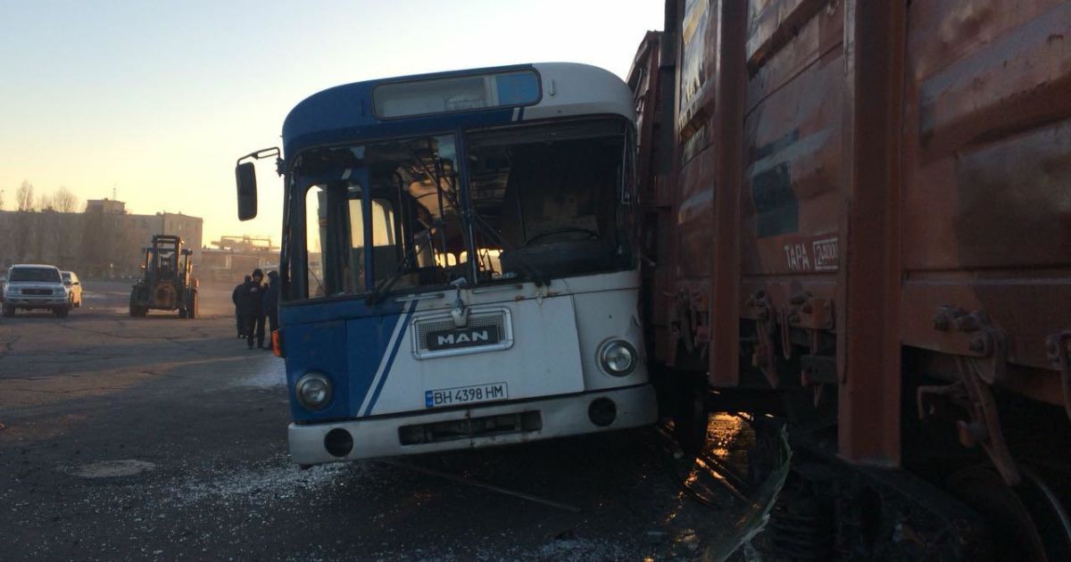 У Чорноморську поїзд наїхав на автобус, постраждало шестеро людей