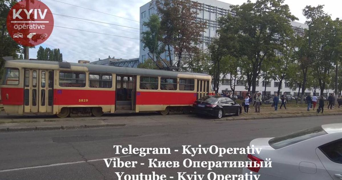 Тойота, трамвай_3 / © Киев Оперативный