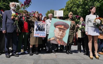 В Парке Славы повздорили из-за портрета Сталина, а в Музей ВОВ не пустили мужчину с бутафорскими орденами