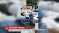В Николаеве активисты высыпали машину мусора на лестницу райадминистрации