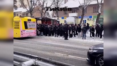На лівому березі Києва утворилися шалені черги на автобусних зупинках