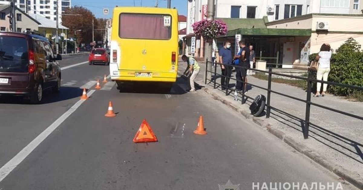 У Тернополі водій маршрутки на смерть збив чоловіка, який їхав на моноколесі