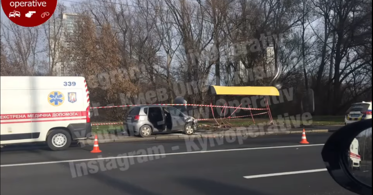 В Киеве на проспекте Лобановского водитель Chevrolet снес остановку общественного транспорта