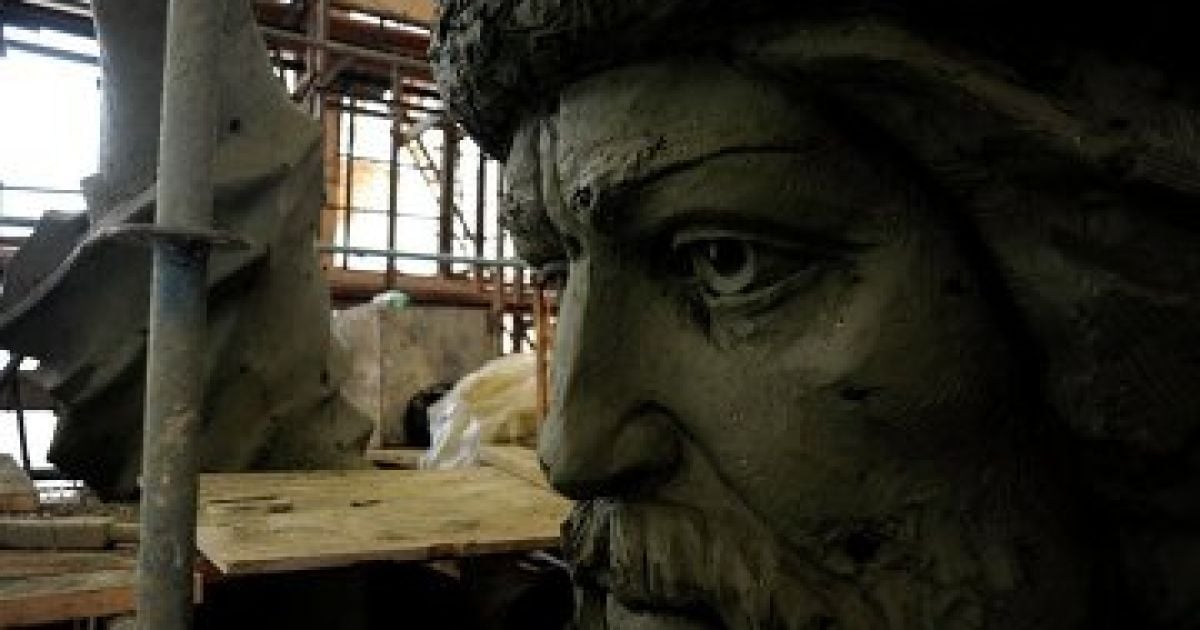 В Москве в очередной раз не успевают установить памятник князю Владимиру