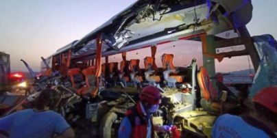 У Туреччині пасажирський автобус врізався у вантажівку: шестеро загиблих, 37 постраждалих