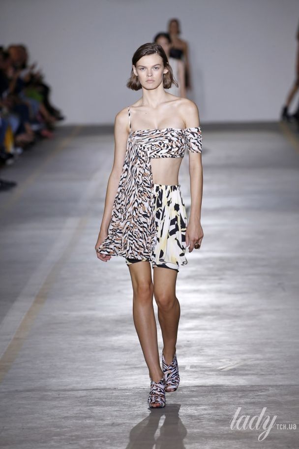 Мини-сарафаны и обтягивающие велосипедки: коллекция Roberto Cavalli ...