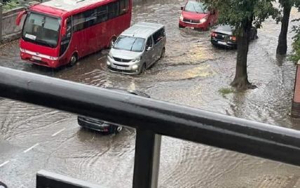 Во Львове свирепствует сильная непогода: затопленные улицы и ТРЦ (фото, видео)