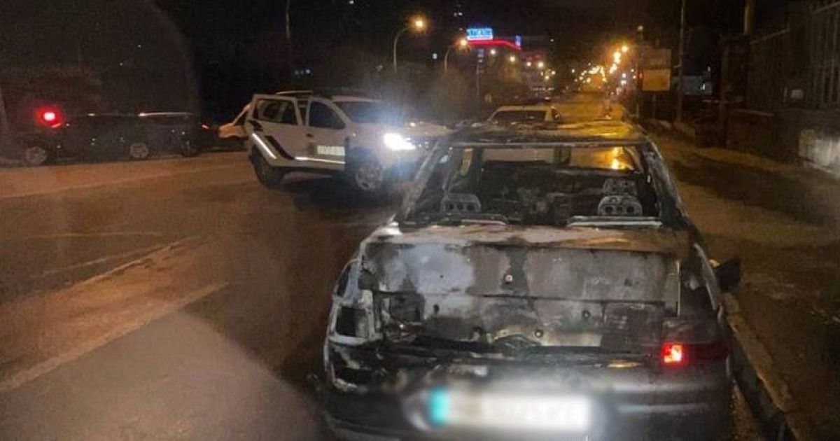 У Києві чоловік підпалив відчинену автівку
