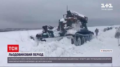 Погода в Україні: на Прикарпатті пів сотні сіл замело снігом, опади та вітер там не вщухають