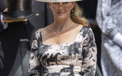 В женственном платье с акцентом на декольте: графиня Уэссекская Софи на праздничном мероприятии