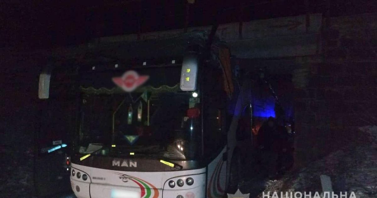 На Черкащині в аварію потрапив евакуаційний автобус, який перевозив дорослих та дітей