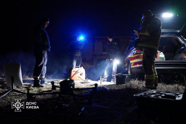 Під час гасіння пожежі рятувальники використовували дрон / фото ДСНС Києва / © 
