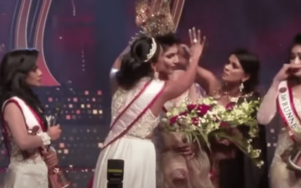 Забрали корону просто на сцені: на Шрі-Ланці конкурс краси закінчився скандалом
