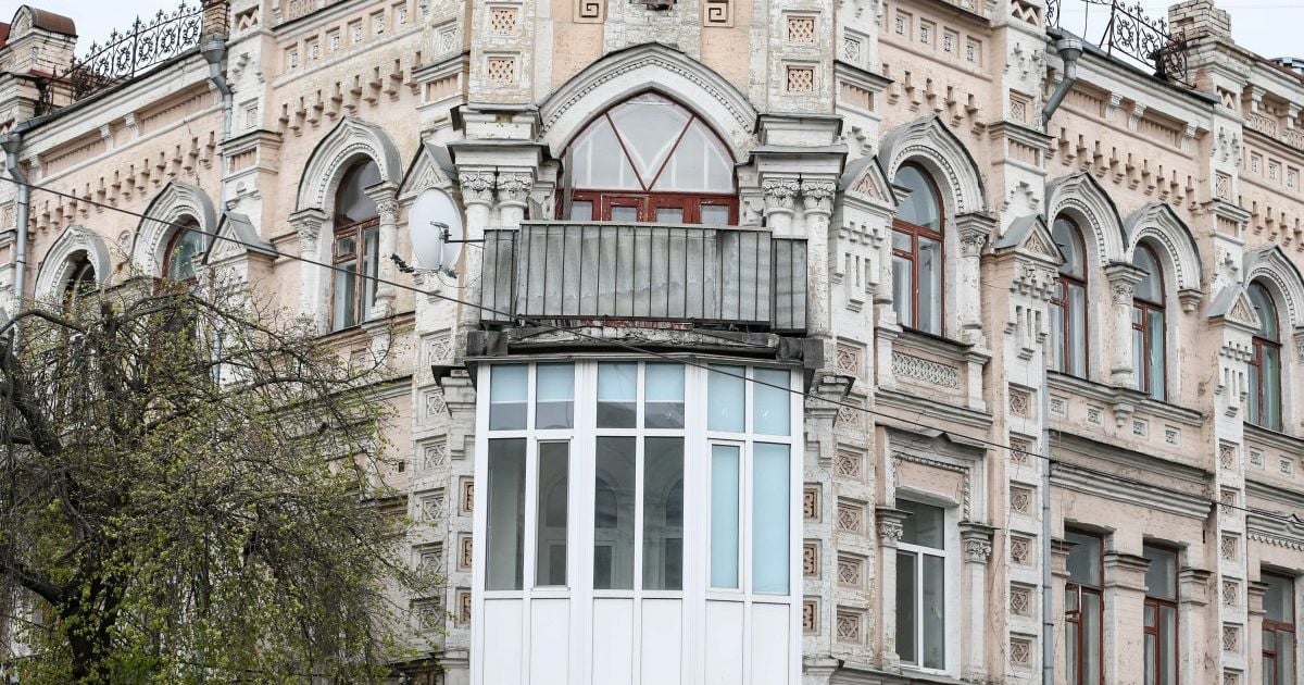 На фасадах исторических построек в Киеве запретили кондиционеры, утепление и остекление балконов