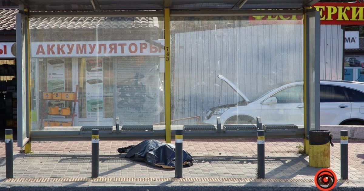 Мужчина сидел и читал: в Днепре на остановке общественного транспорта нашли труп
