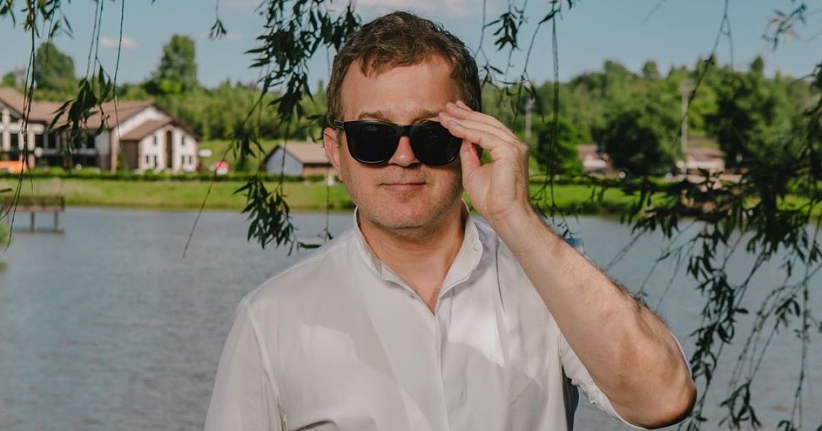 Юрій Горбунов поділився фото, як маленький син керує яхтою