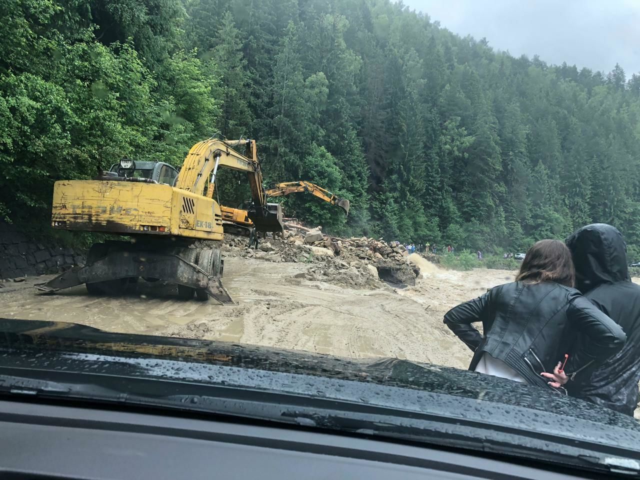 Западная Украина страдает от разрушительных паводков: вода затопила дворы и  заблокировала дороги к селам - новости Украины — Украина