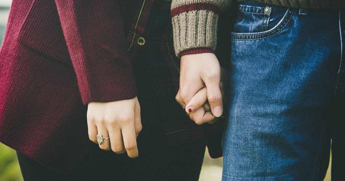 На Київщині пара зайнялась інтимом на вулиці