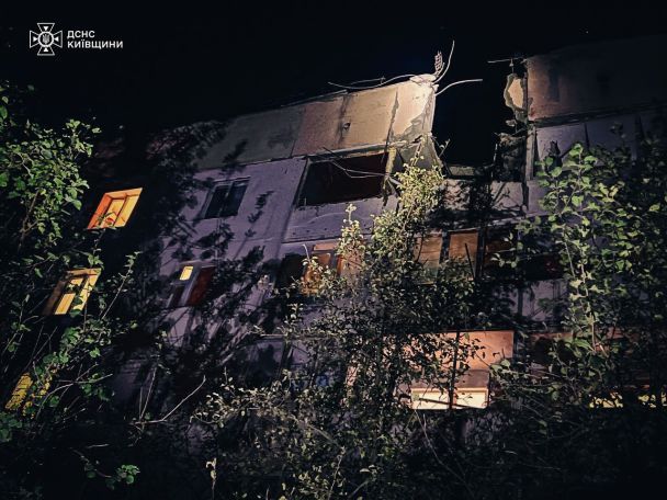 Наслідки падіння уламків у Глевасі Київської області / © ДСНС України у Telegram