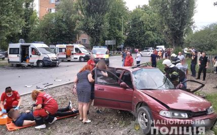 У Кам’янці-Подільському легковик не пропустив "швидку" – унаслідок ДТП дев'ятеро травмованих