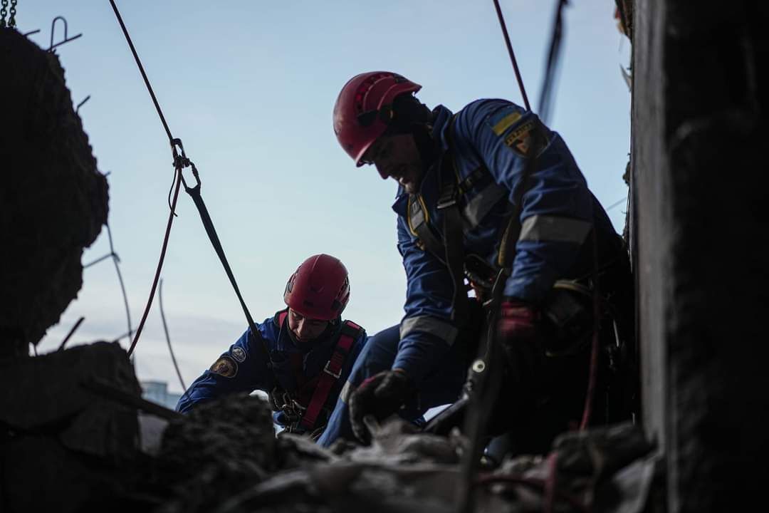 Спасатели более 30 часов разбирают завалы на месте попадания ракеты РФ в Умани. Фото: Игорь Табурец. / © 