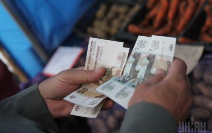 Российский рубль "споткнулся" о валютно-нефтяной "поребрик" и снова упал
