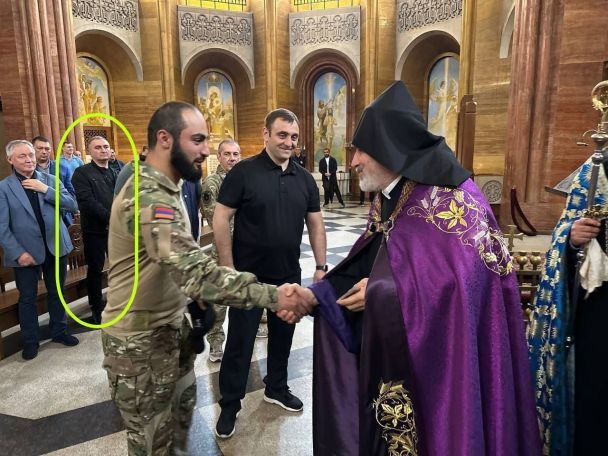 Самвел Карапетян стоїть на задньому тлі / © zn.ua