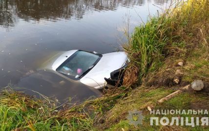 Розшукували дві доби: чоловіка з пасинком знайшли мертвими в авто на дні річки у Житомирській області