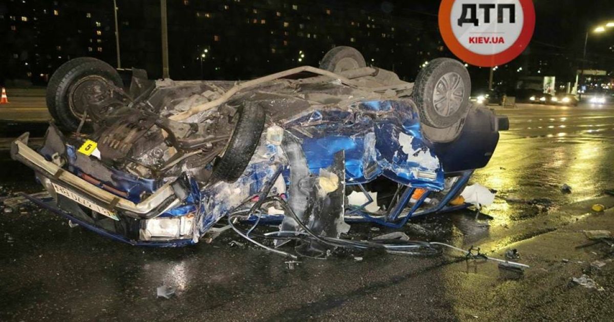 У Києві водій "Жигулів" потрапив у жахливу аварію. Фото