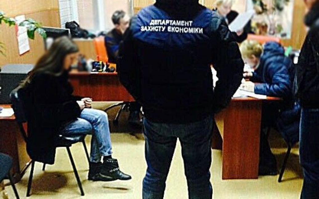 Працівники компанії вносили у декларації неправдиві дані / © Національна поліція України