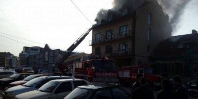 У центрі Ужгорода палає житловий будинок із офісами