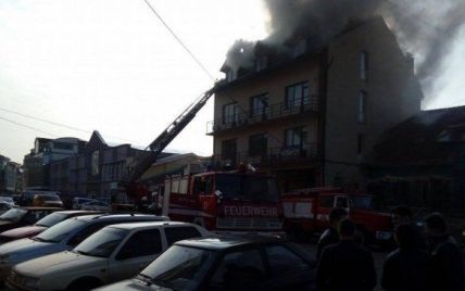 У центрі Ужгорода палає житловий будинок із офісами