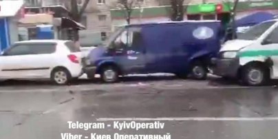 В Киеве в масштабное ДТП попал автомобиль инкассаторов