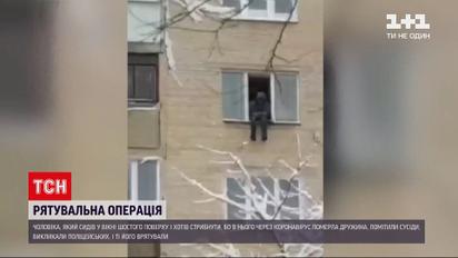 Новини Луцька: патрульні врятували чоловіка, коли той хотів викинутись з вікна шостого поверху