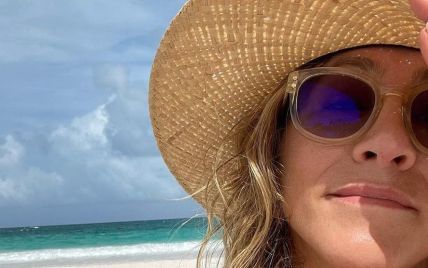 Ніжиться на сонці в бікіні: Дженніфер Еністон поділилася новими знімками з відпустки