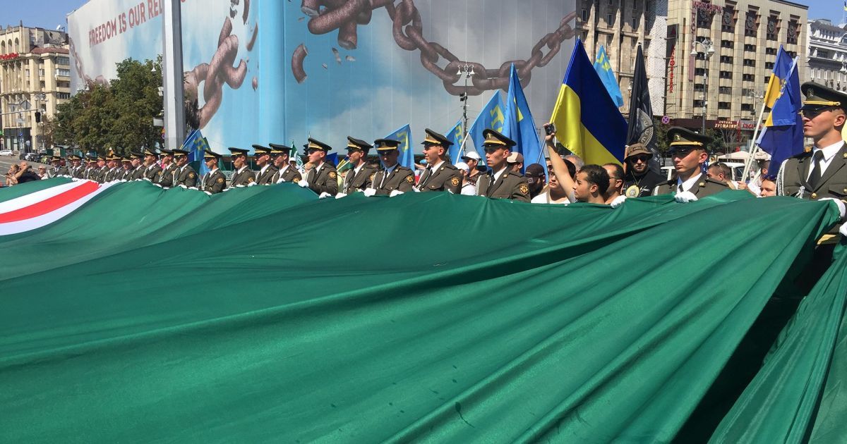 На столичном Майдане развернули самый большой в мире флаг Ичкерии