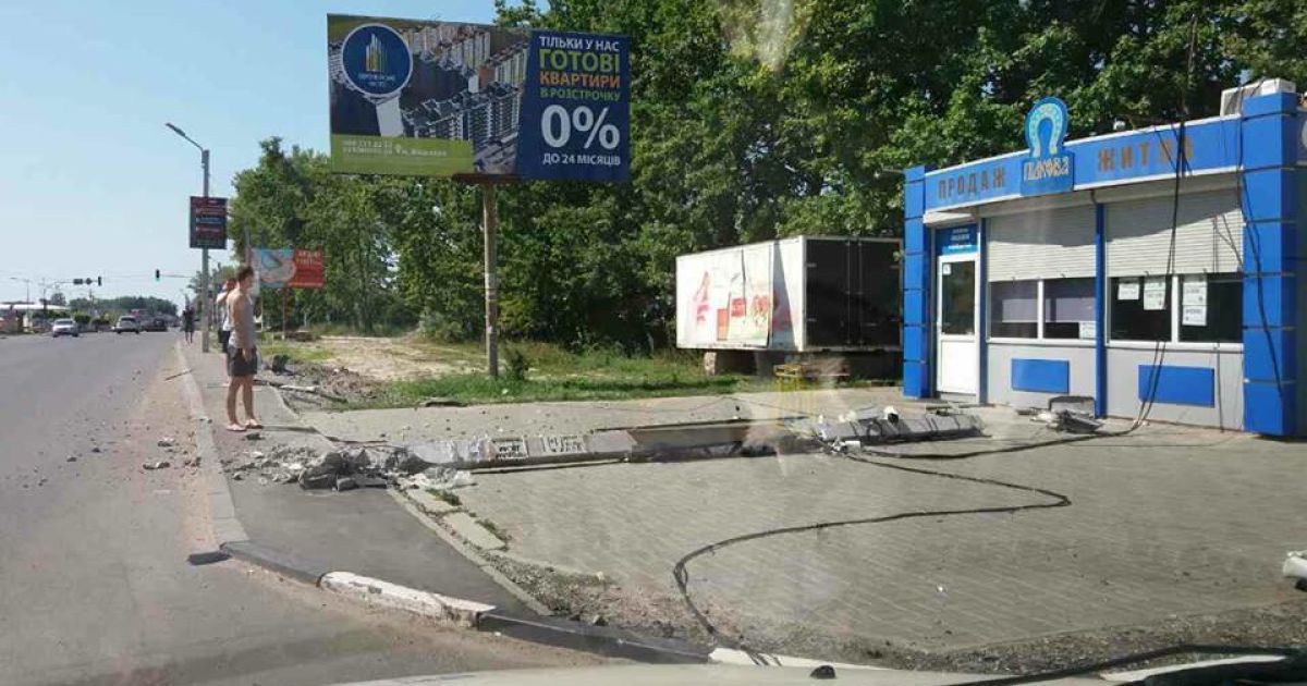 джип зніс стовпи_2 / © Facebook/Європейське місто 2.0