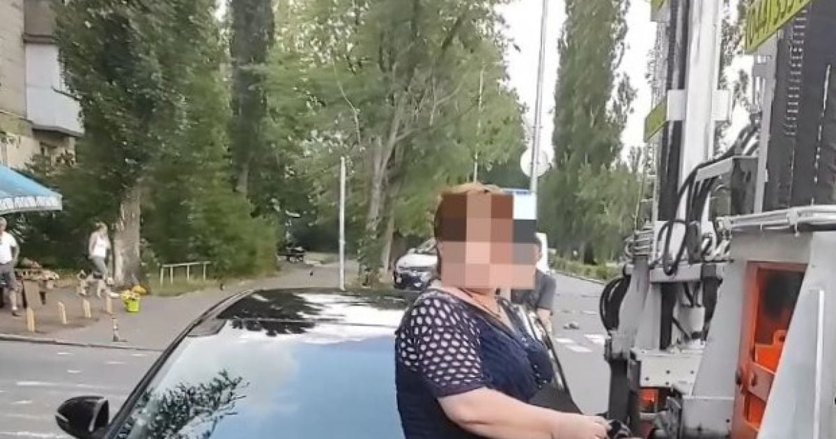 Села на авто и препятствовала эвакуатору: в Киеве женщина курьезно защищала водителя-нарушителя