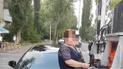 Сіла на авто та перешкоджала евакуатору: у Києві жінка курйозно захищала водія-порушника