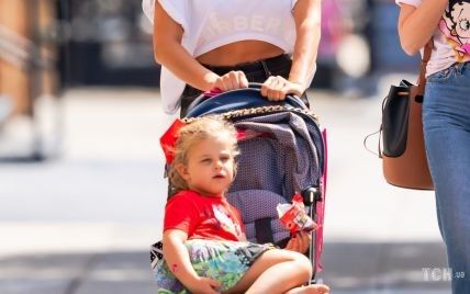 Одягла штани не за розміром: Ірина Шейк на прогулянці з дочкою